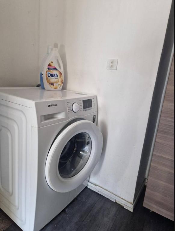 - un lave-linge avec un sac dans l'établissement Bel et lumineux Appartement - Sannois, à Sannois
