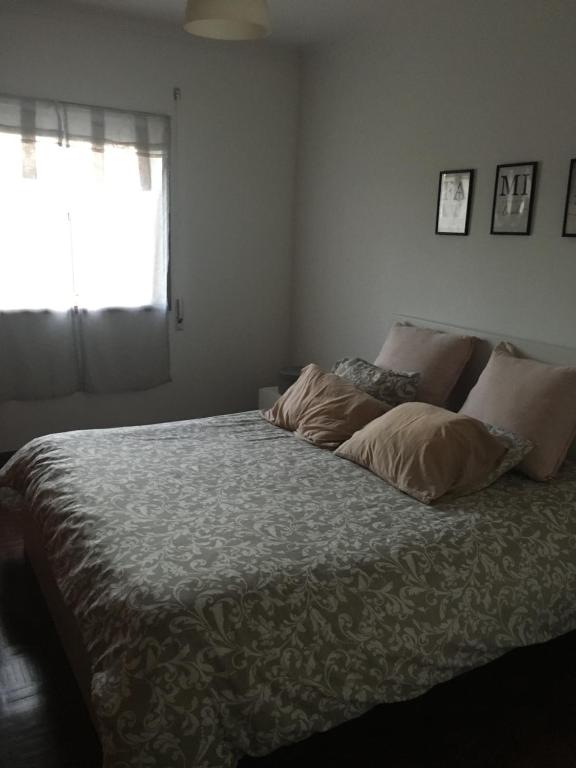 une chambre avec un grand lit avec une fenêtre dans l'établissement Quarto junto ao El Corte Inglés, à Vila Nova de Gaia
