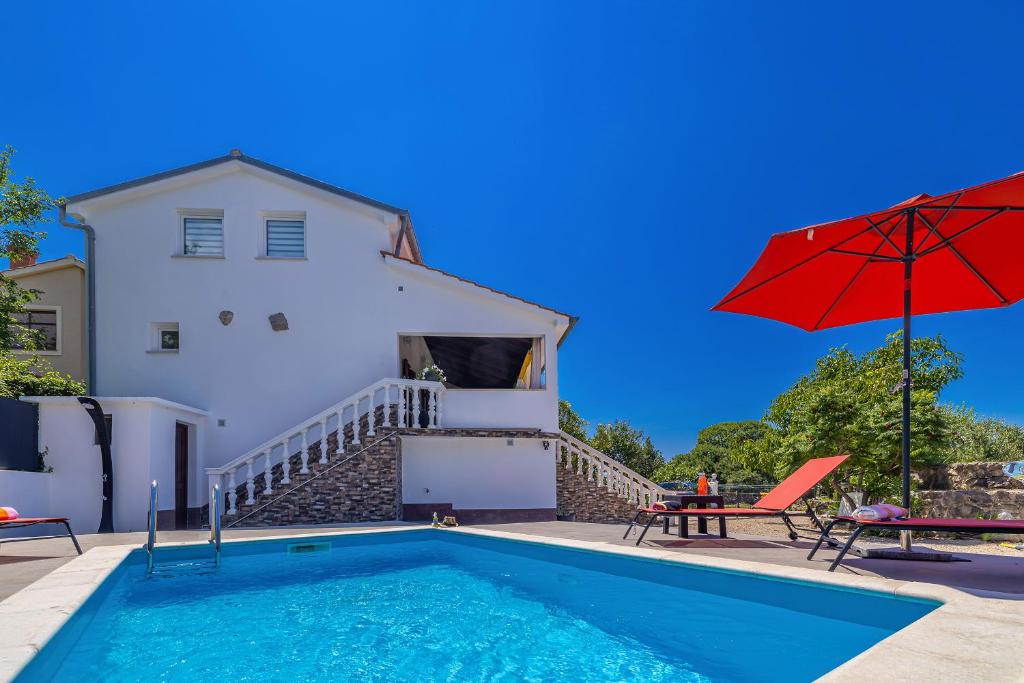 Πισίνα στο ή κοντά στο Holiday house CHARMING with private pool