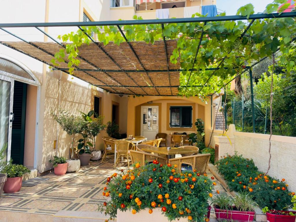Vrt ispred objekta Jadran Apartments