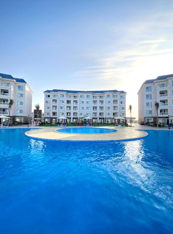 Bazén v ubytování Azur One Eleven Hotel Alamein nebo v jeho okolí