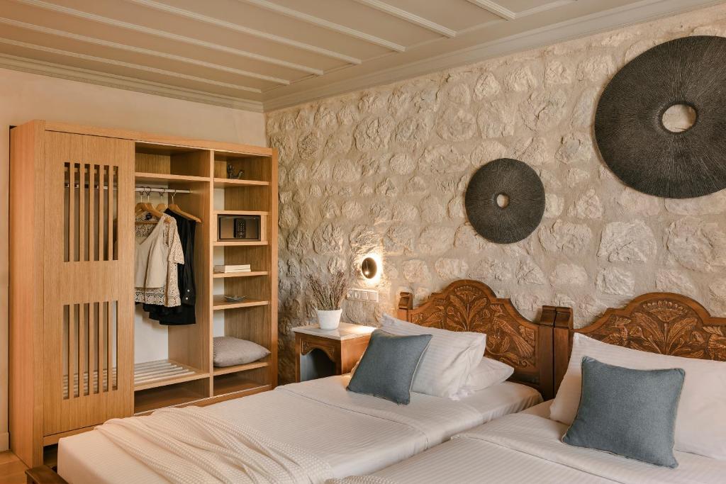 Letto o letti in una camera di Hydroussa Hotel Hydra
