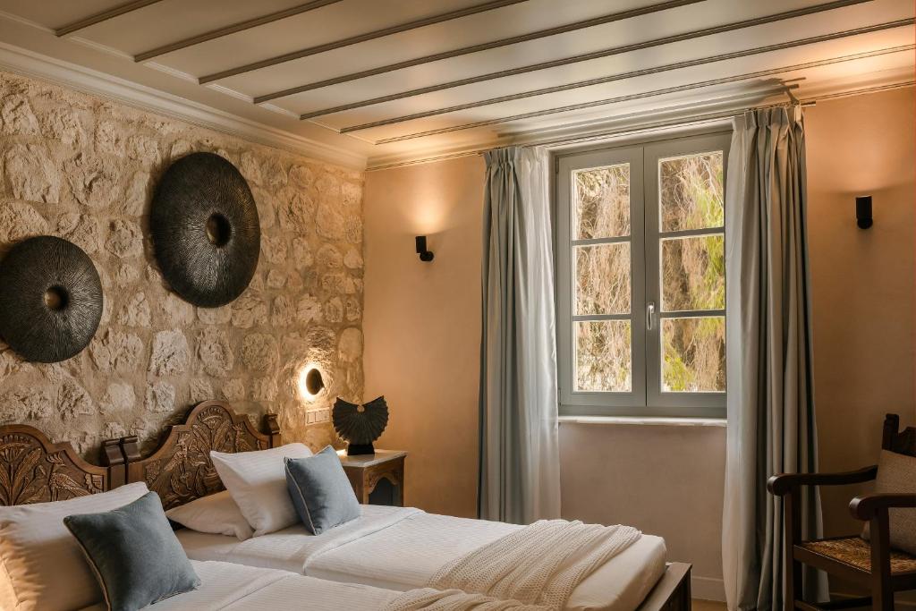 Letto o letti in una camera di Hydroussa Hotel Hydra