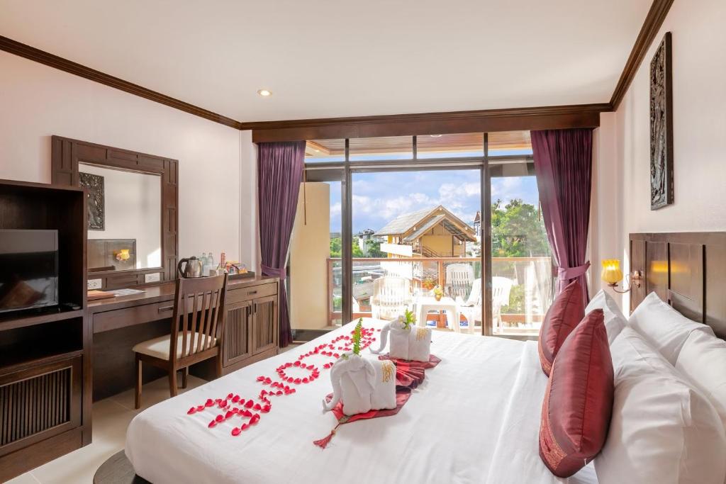 Postel nebo postele na pokoji v ubytování Club Bamboo Boutique Patong Beach Resort