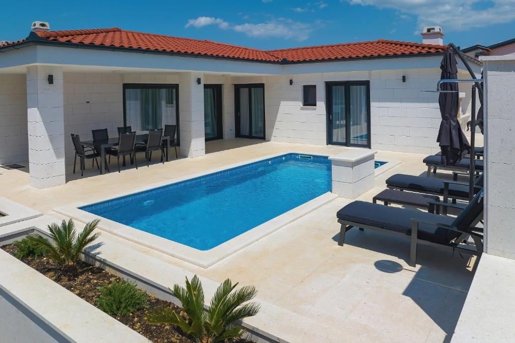 Πισίνα στο ή κοντά στο Luxury Villa Mariva with heated pool