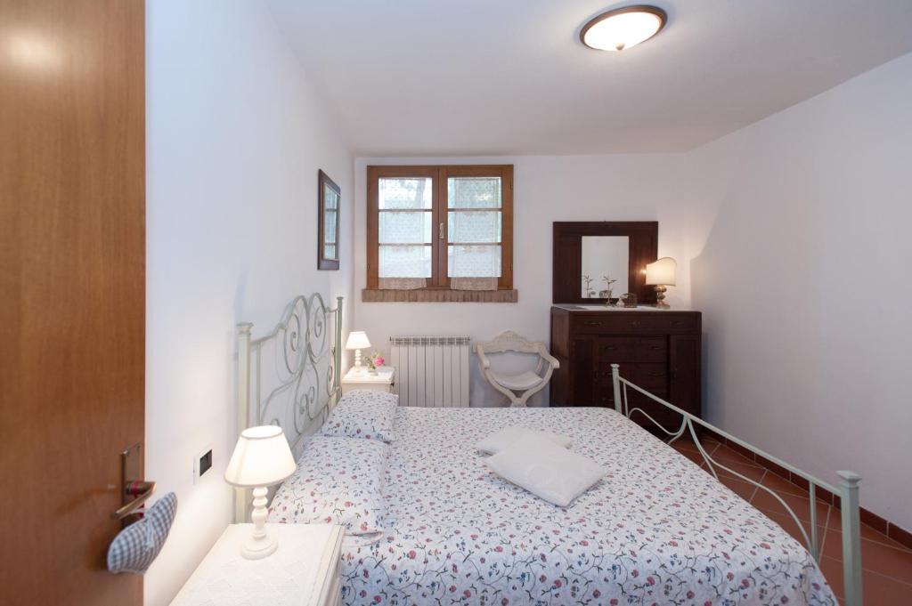 um quarto com uma cama com uma colcha azul e uma janela em La Masseria Casa Vacanze em Empoli