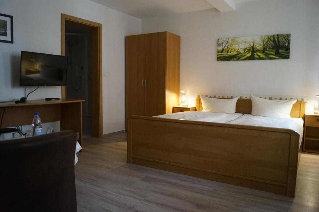 Postel nebo postele na pokoji v ubytování Hotel Pension Am Kurzentrum