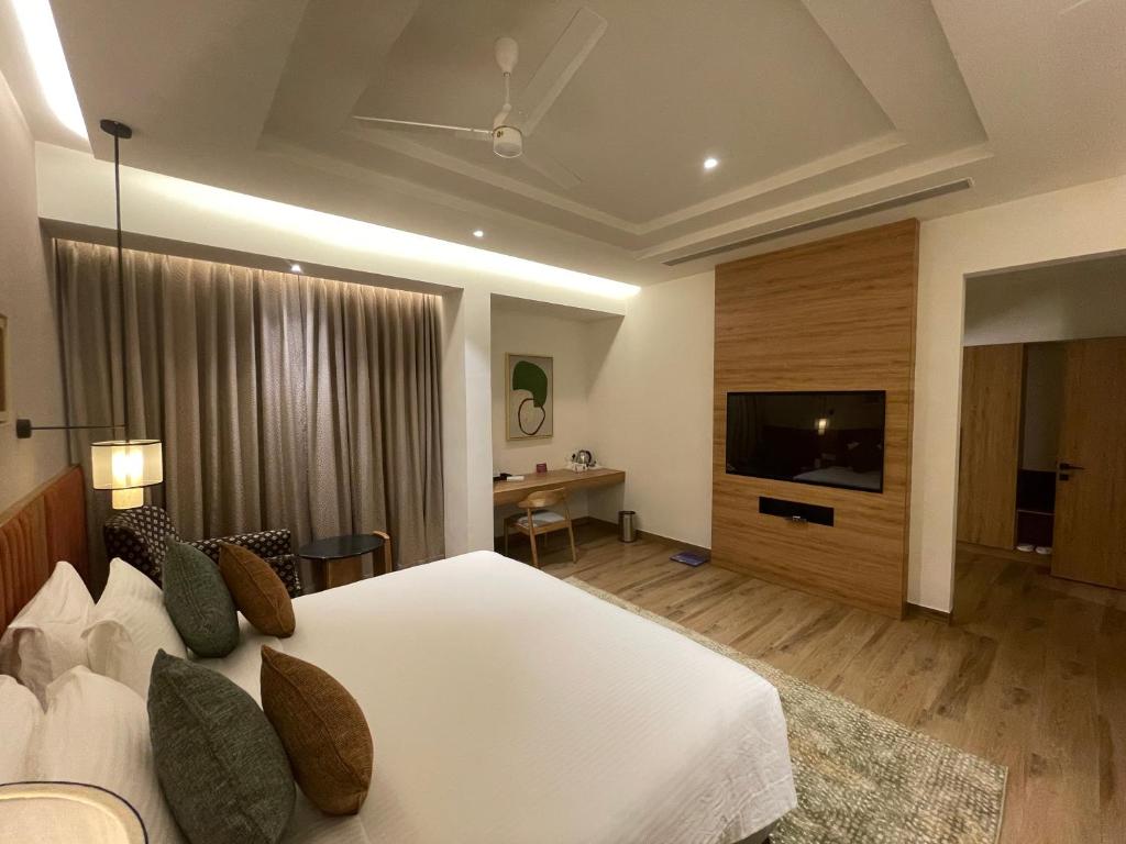 TV a/nebo společenská místnost v ubytování Regency Tuticorin by GRT Hotels