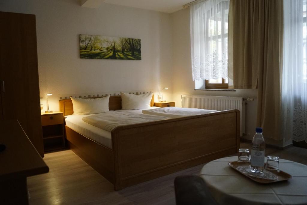 Postel nebo postele na pokoji v ubytování Hotel Pension Am Kurzentrum