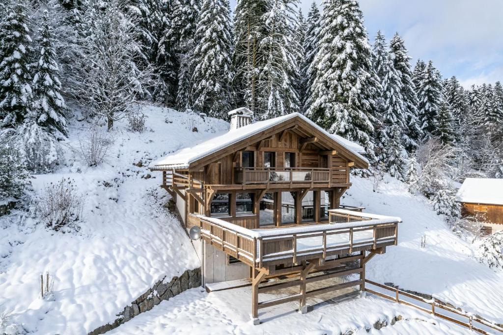 Chalet Aconit, terrasse panoramique avec jacuzzi et sauna v zime