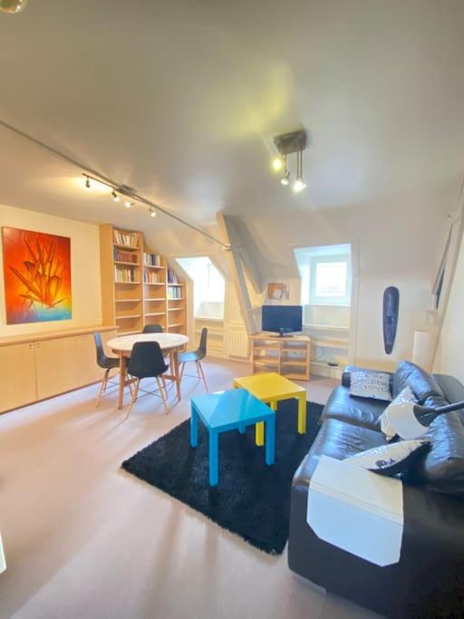 un salon avec un canapé et une table dans l'établissement Appartement cosy - Dinan centre, à Dinan