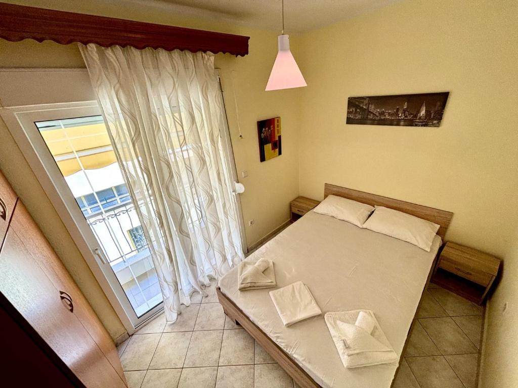 Postel nebo postele na pokoji v ubytování Mina Apartments Nea Kallikrateia