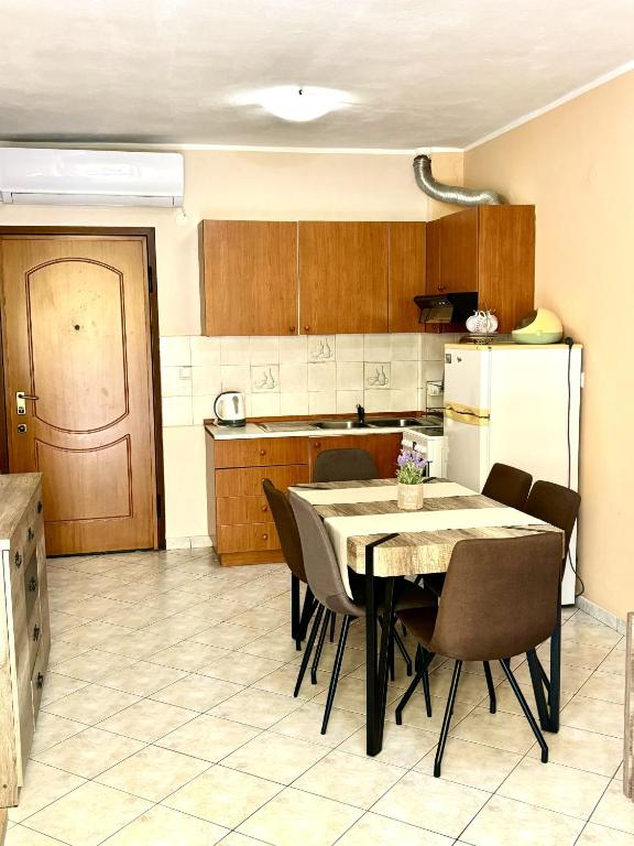Kuchyň nebo kuchyňský kout v ubytování Mina Apartments Nea Kallikrateia