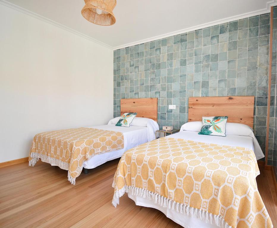 Giường trong phòng chung tại Apartamento en el casco histórico de Cambados