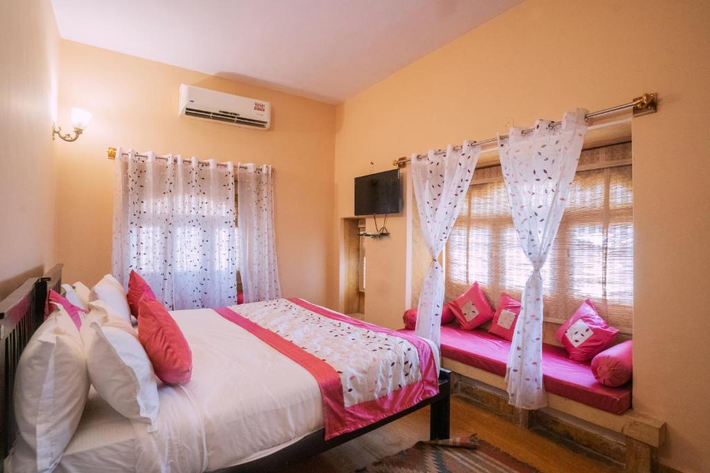 Postel nebo postele na pokoji v ubytování Naman Haveli-Boutique Stay For Budget Travllers