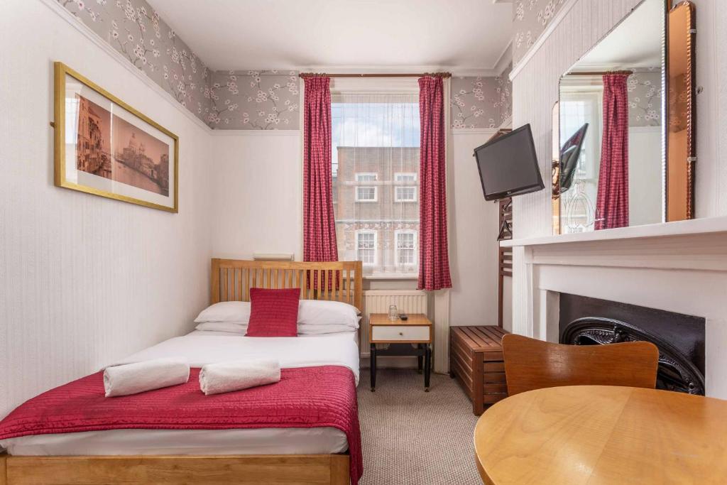 Postel nebo postele na pokoji v ubytování St Athans Hotel