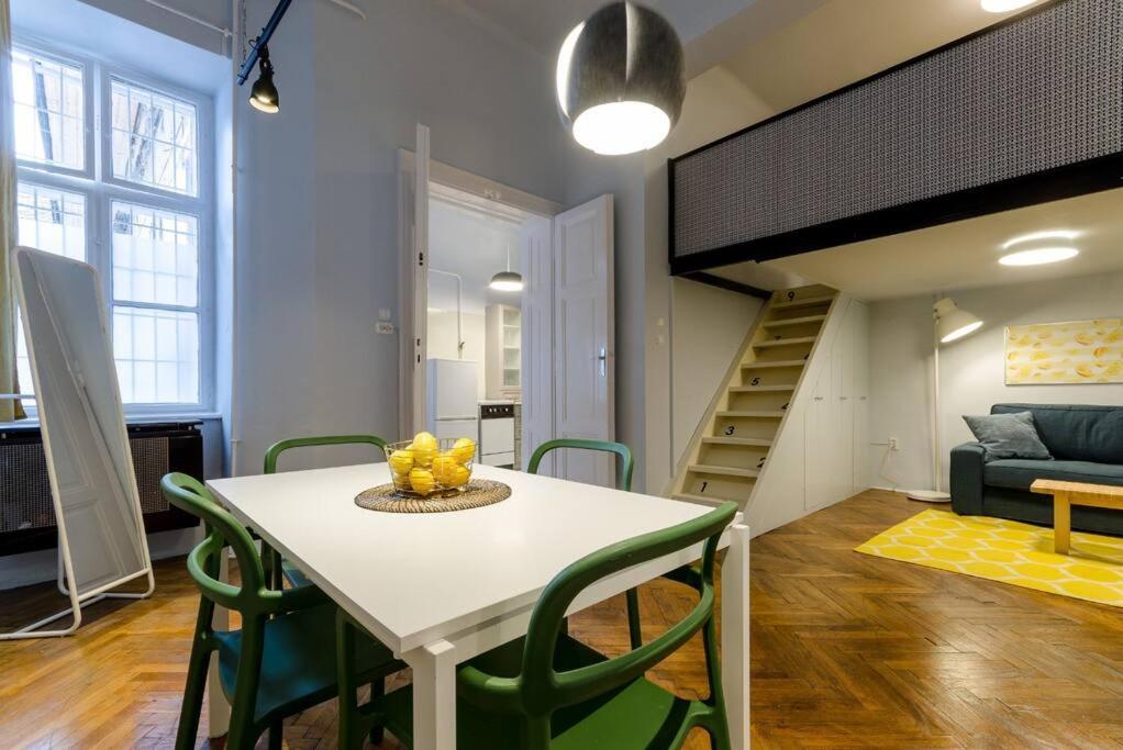 Posezení v ubytování Super Central Apartment