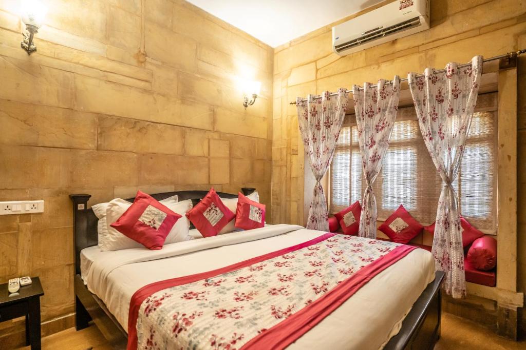 Postel nebo postele na pokoji v ubytování Naman Haveli-Boutique Stay For Budget Travllers