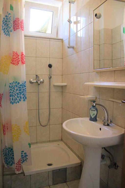 Koupelna v ubytování Apartments Pidi