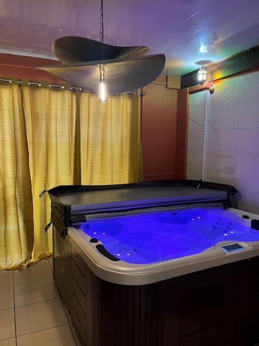- une grande baignoire bleue dans la chambre dans l'établissement Appartement jaccuzi de L orient, à Arles
