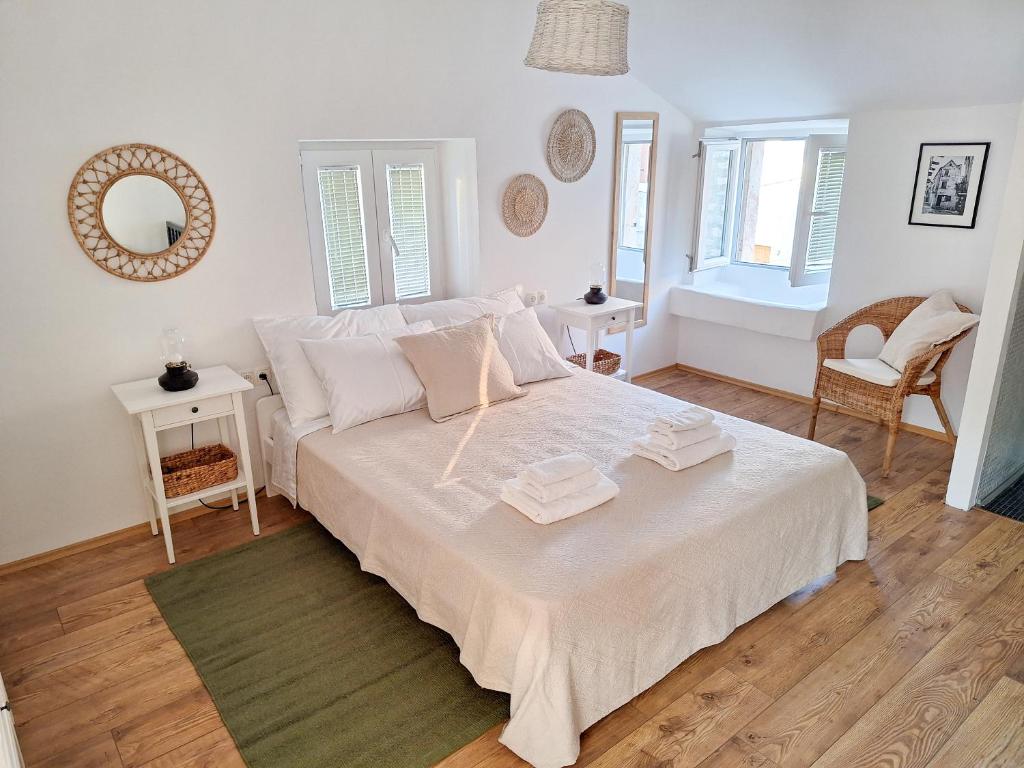 En eller flere senge i et værelse på St Peter's Heritage House