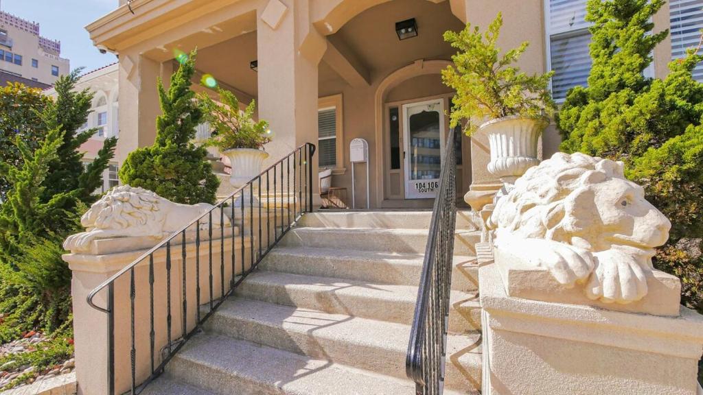 una statua di leone di pietra davanti a una casa di Luxe Beach Estate - 4 Bedrooms and 3 Bathrooms ad Atlantic City