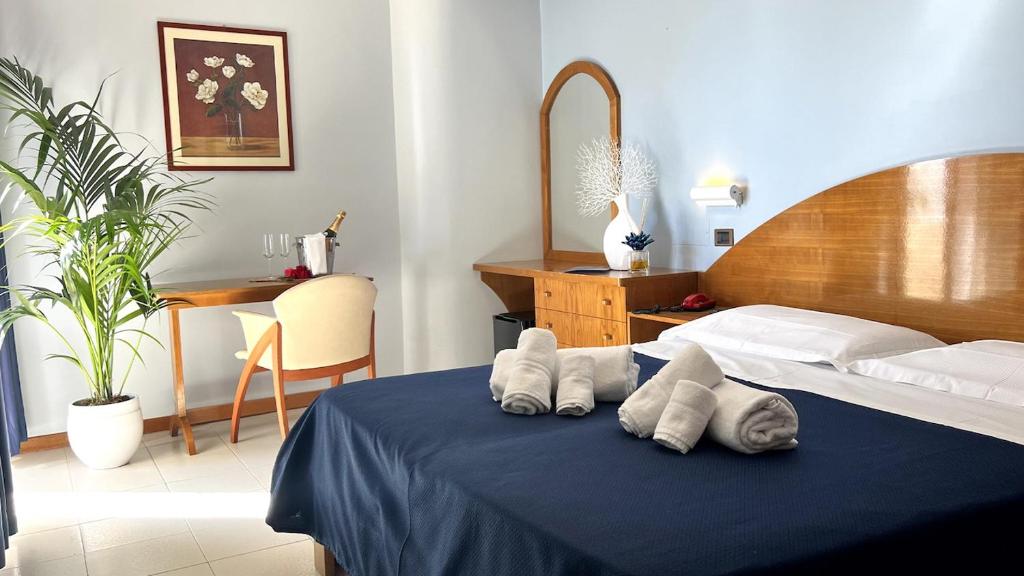 Postel nebo postele na pokoji v ubytování BAJAMAR BEACH HOTEL