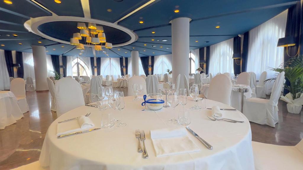 Restaurace v ubytování BAJAMAR BEACH HOTEL
