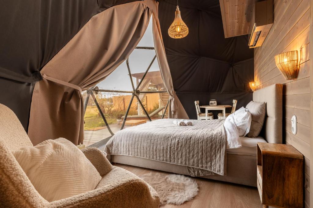 Postel nebo postele na pokoji v ubytování Sëtnowa Glamping