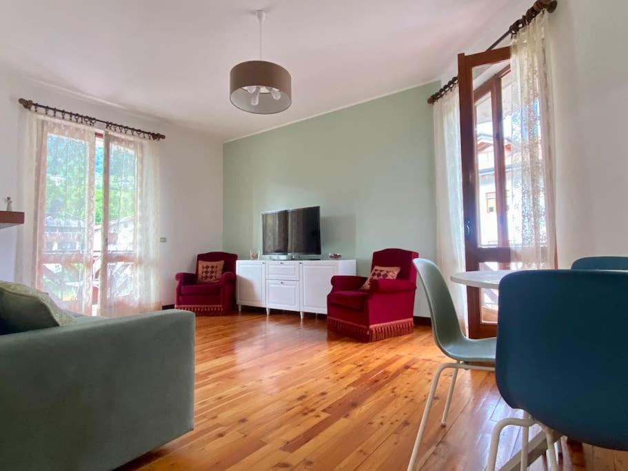 ein Wohnzimmer mit roten Stühlen und einem Tisch in der Unterkunft Castione della Presolana in Castione della Presolana