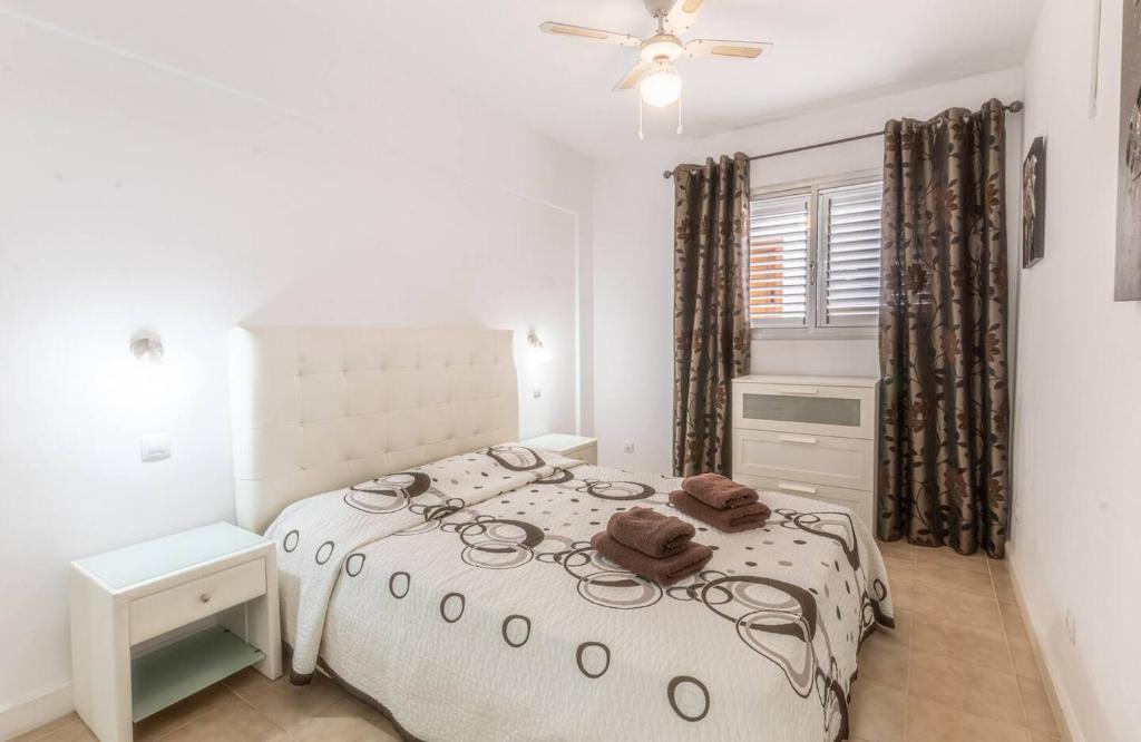 Postel nebo postele na pokoji v ubytování Oceanfront Paraiso Apt By Dream Homes Tenerife