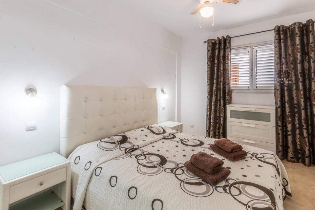 Postel nebo postele na pokoji v ubytování Oceanfront Paraiso Apt By Dream Homes Tenerife