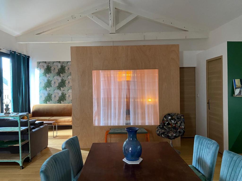 - un salon avec un vase sur une table en bois dans l'établissement loft charmant dans quartier branché, à Marseille