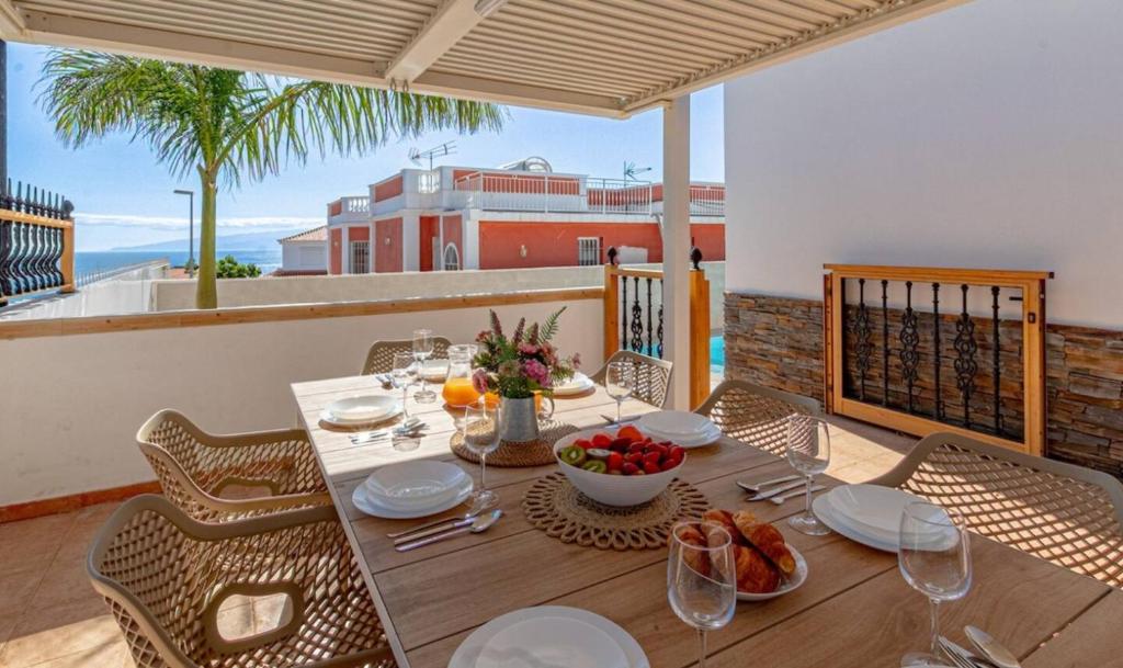 Balkón alebo terasa v ubytovaní Villa Luna With Heated Pool