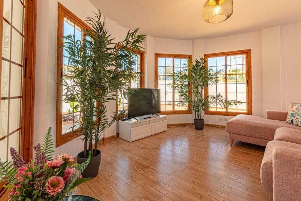 Televízia a/alebo spoločenská miestnosť v ubytovaní Villa Luna With Heated Pool