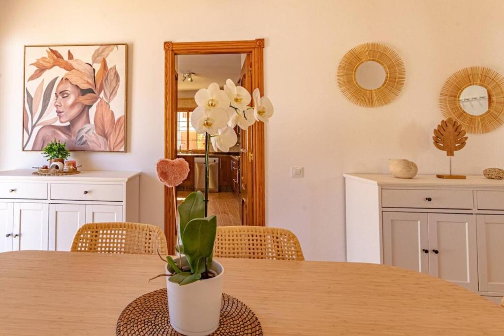 Fotografia z galérie ubytovania Villa Luna With Heated Pool v destinácii Puerto de Santiago
