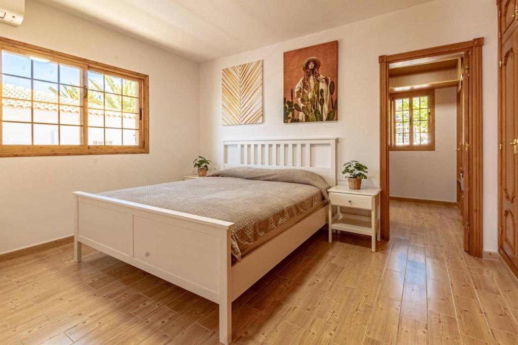 Posteľ alebo postele v izbe v ubytovaní Villa Luna With Heated Pool