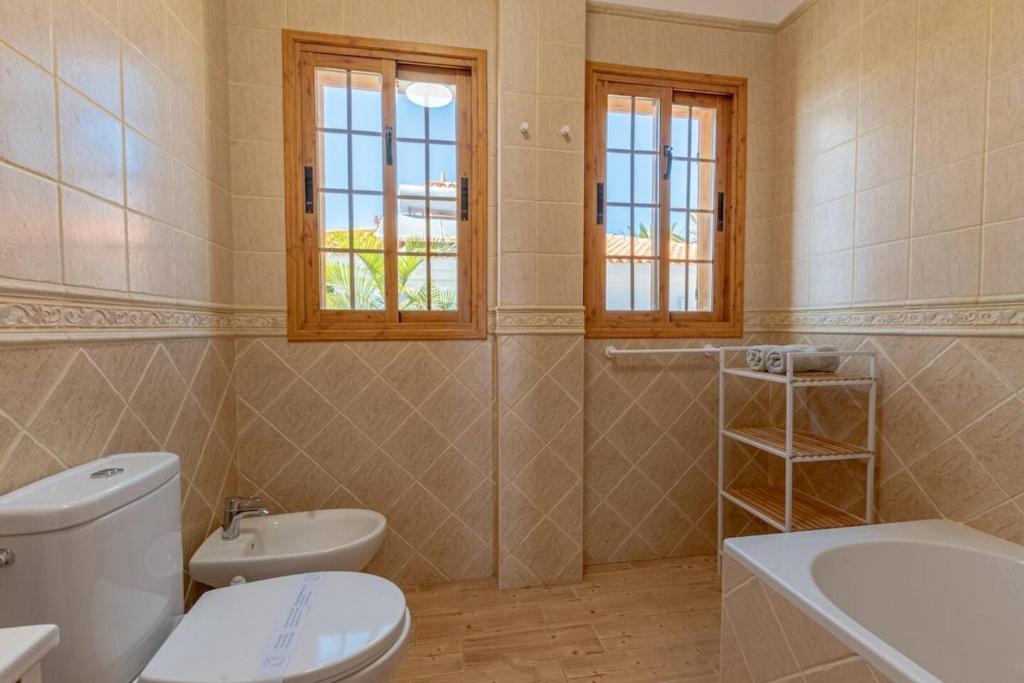 Kúpeľňa v ubytovaní Villa Luna With Heated Pool