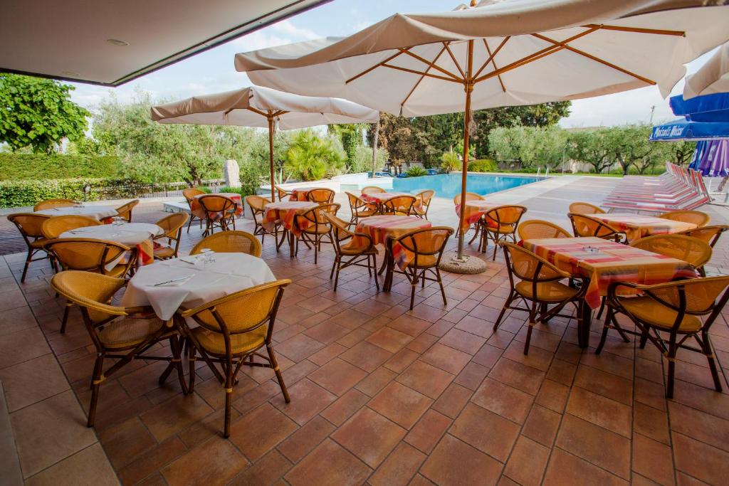 Bazén v ubytování Hotel San Vito nebo v jeho okolí