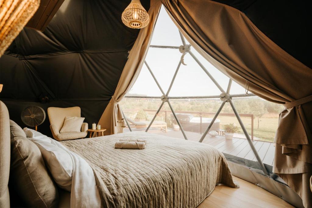 Postel nebo postele na pokoji v ubytování Sëtnowa Glamping