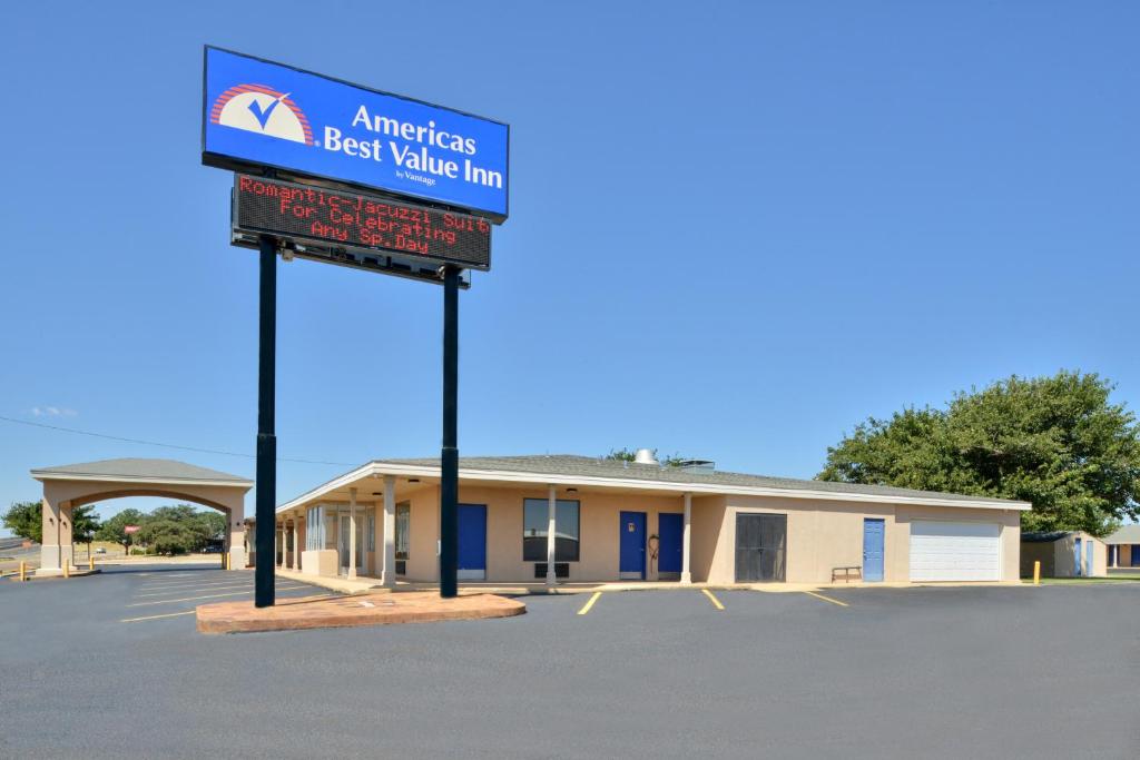 un panneau devant une auberge au meilleur rapport qualité-prix dans l'établissement Americas Best Value Inn Lubbock East, à Lubbock