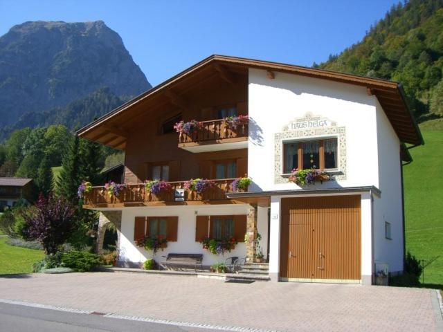 ein Haus mit Blumen auf den Balkonen in der Unterkunft Haus Helga in Brand