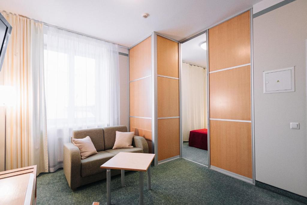 Posezení v ubytování Rixwell Viru Square Hotel