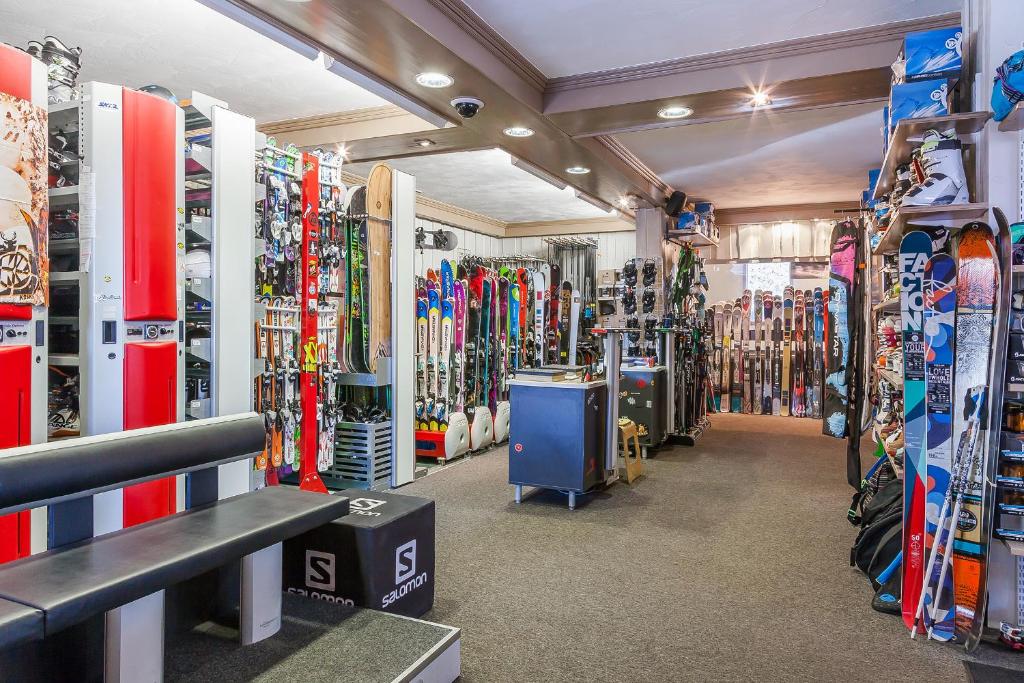 a store filled with lots of skis and snowboards at Résidence Les Balcons de Val Thorens & Spa in Val Thorens