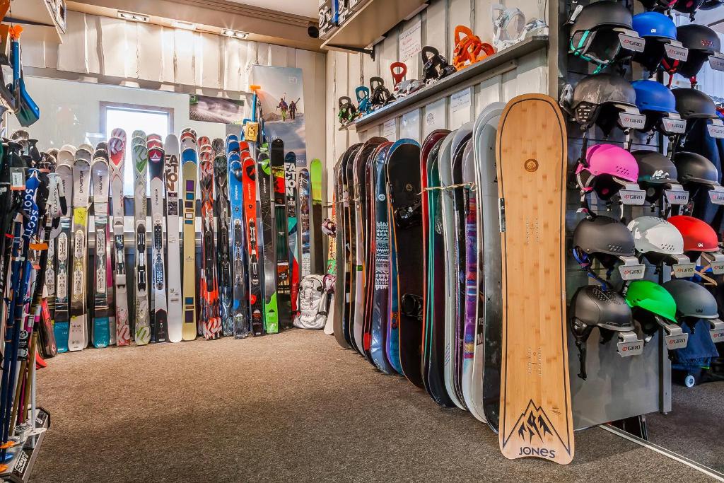 a bunch of snowboards are lined up against a wall at Résidence Les Balcons de Val Thorens & Spa in Val Thorens