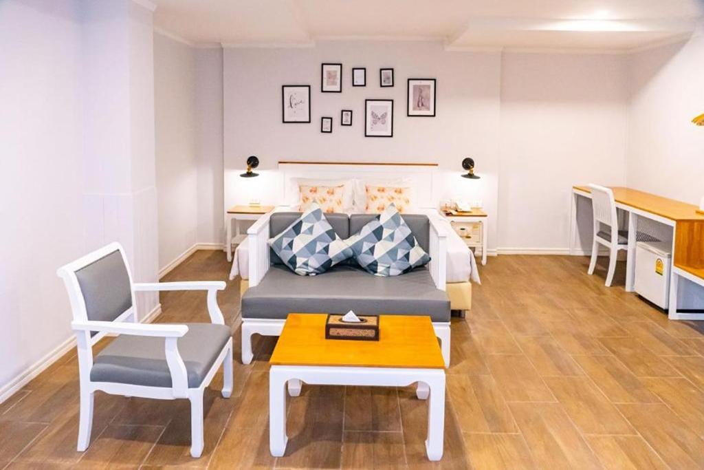 J PLACE HOTEL - Resim 17