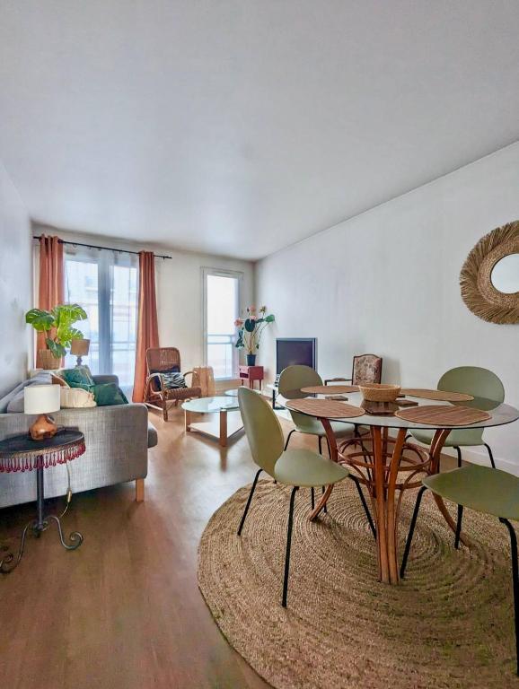 un salon avec une table et des chaises dans l'établissement Coco's, à Alfortville