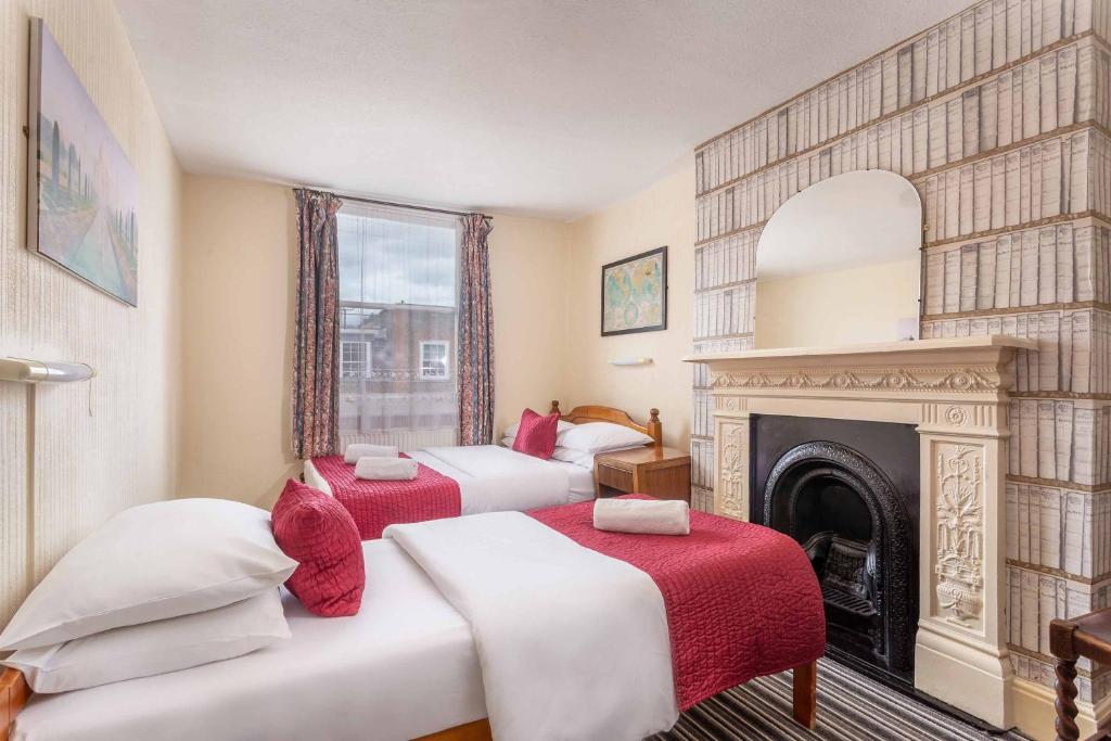 
Top Floor Triple Room with Shared Bathroom
