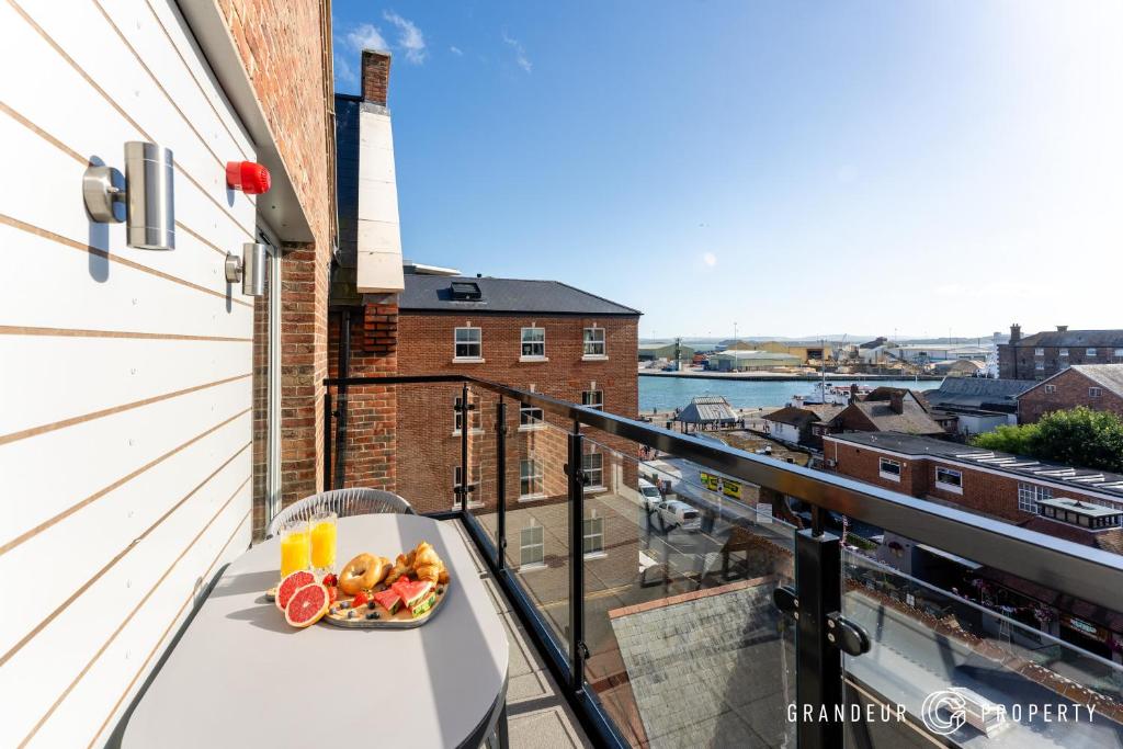 un plato de comida en una mesa en un balcón en Harbour View by Grandeur Property, en Poole