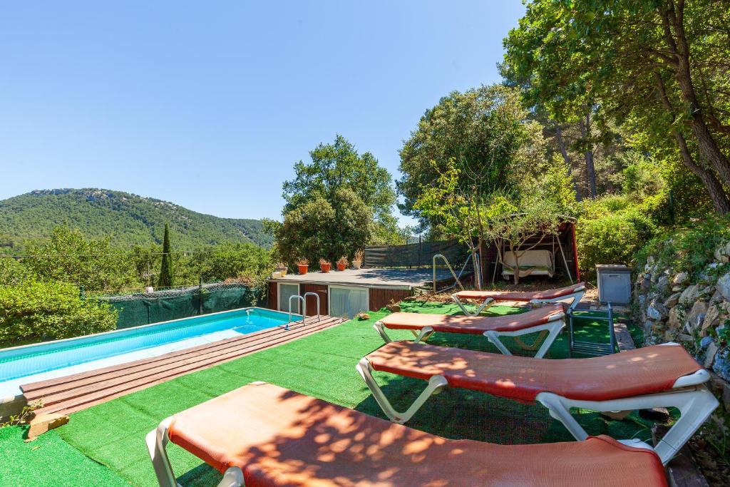 une cour avec une piscine et des chaises longues dans l'établissement La Villa du Broussan, à Évenos